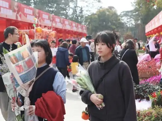 第六届大湾区名优产品花市联展会在广州举行