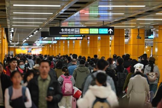 假期地铁运客3802.5万人次，日均客流将回升至900万以上