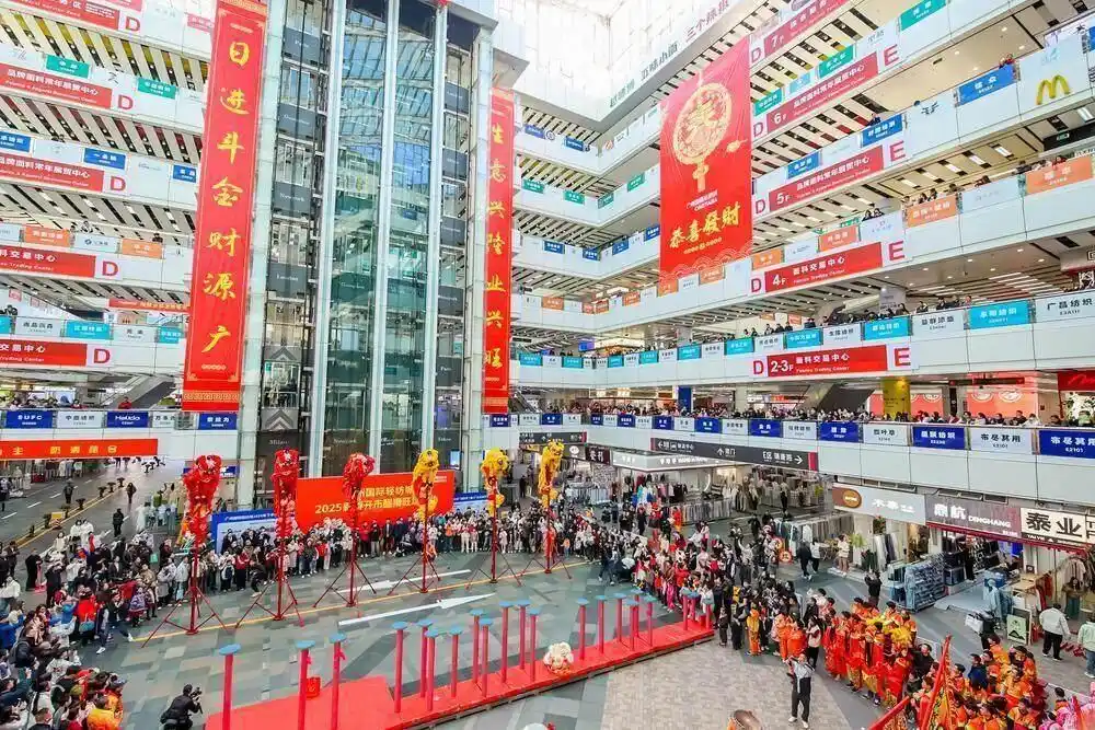 燃爆表演求“爆单”，广州国际轻纺城178头醒狮共舞迎“开门红”
