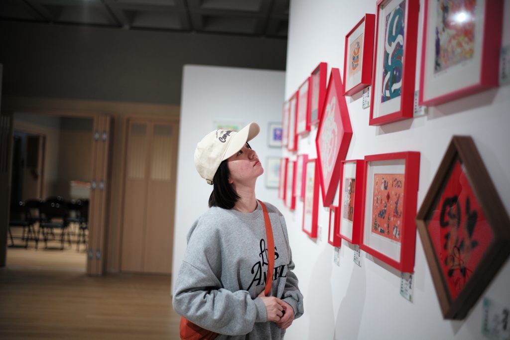 传承与创新共融 艺术与时代同行:中央美术学院版画系携手莫奥艺术MOAOARTS举办《蛇年行大运-贺年小版画》贺岁特展