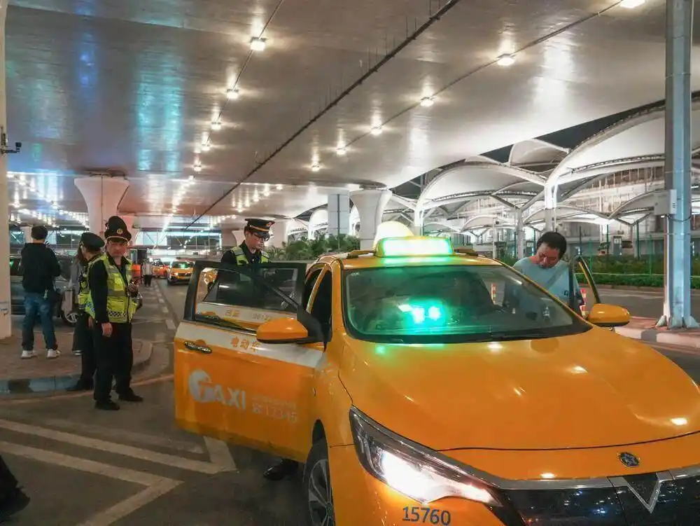 广州市交通运输执法部门多措并举，加强白云机场客运执法整治