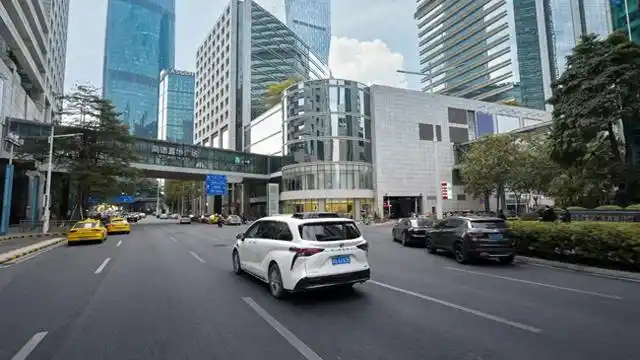 自动驾驶车辆Robotaxi驶入广州市中心，能开往机场和高铁站