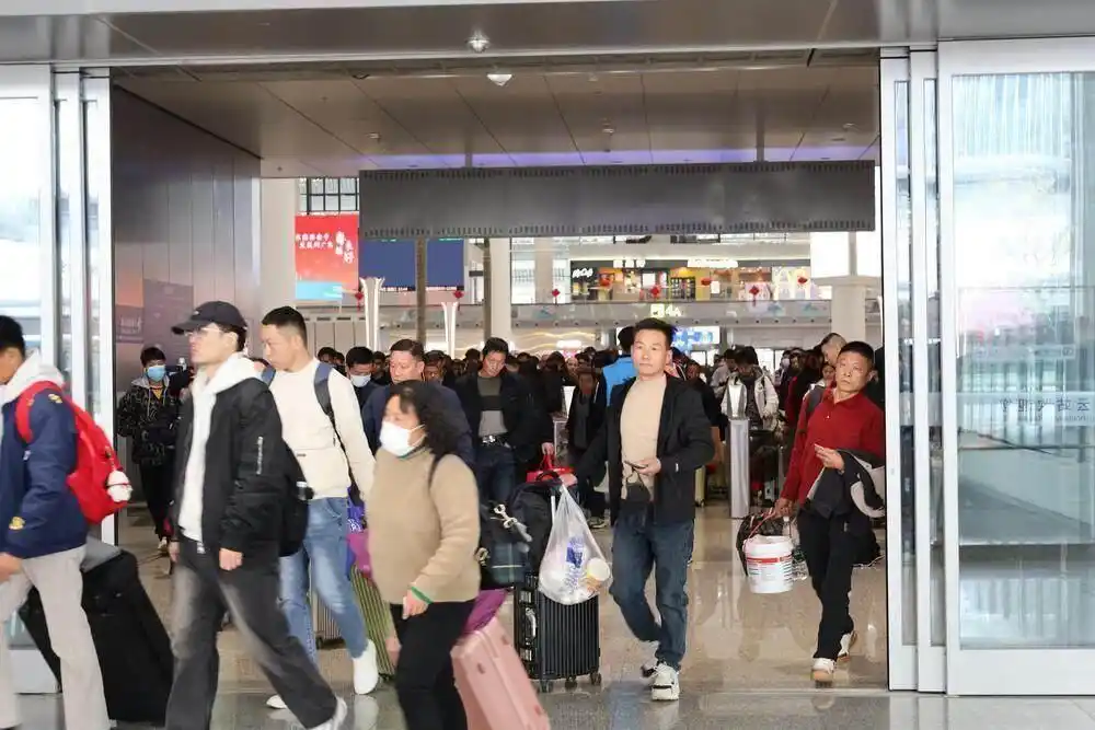 今年春运，广州白云站累计到发旅客294.8万人次