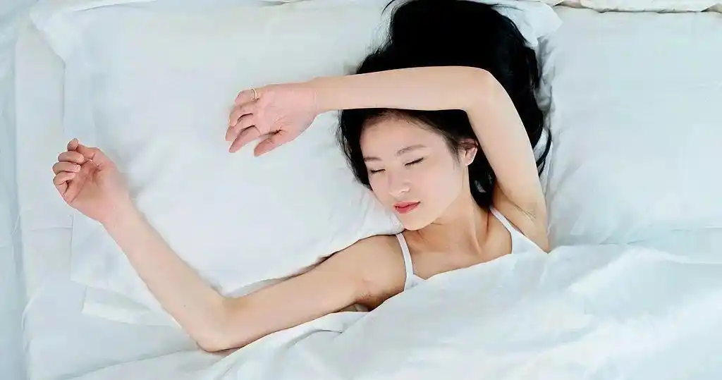 “睡觉把手举过头顶”，为什么能一觉到天亮？