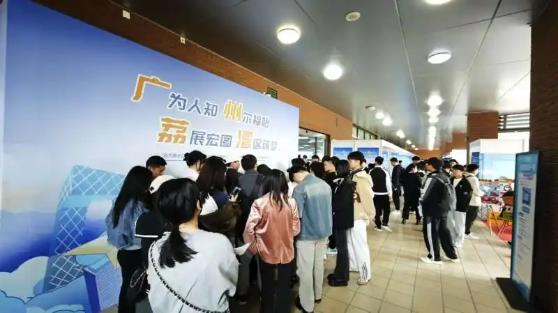 广州荔湾区“北京站”专场招聘会吸引千人赴约