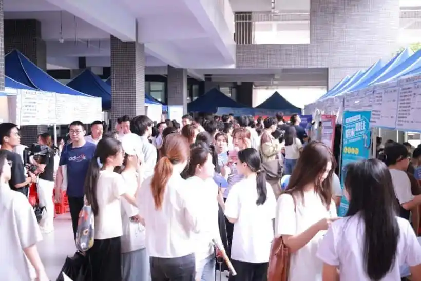 直击广州高职招聘会现场：毕业生看重“成长空间”，企业频打“福利牌”