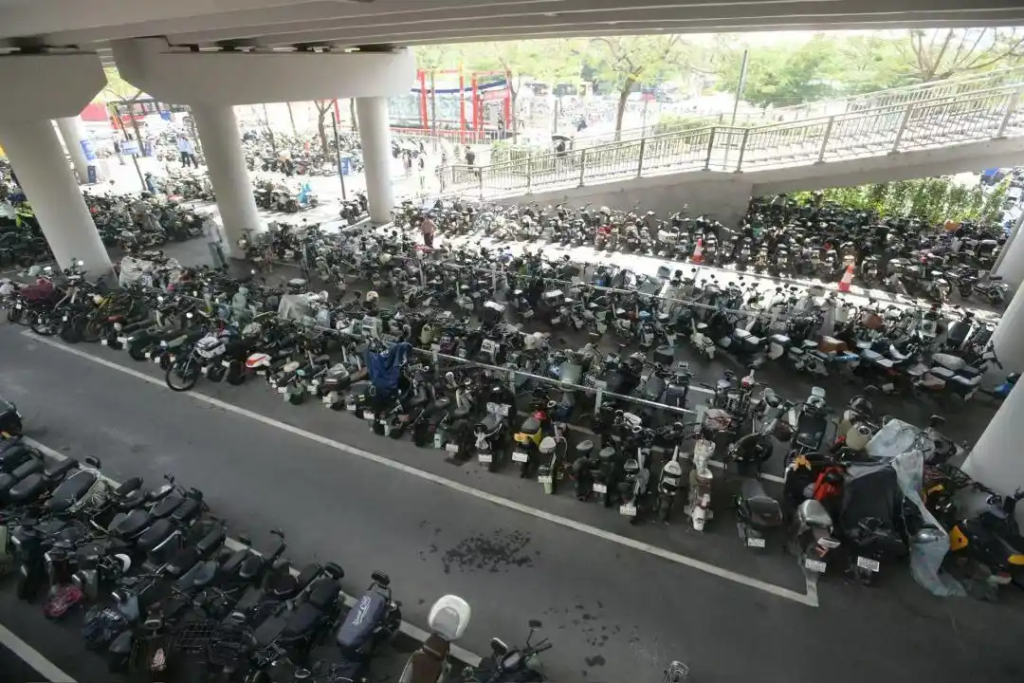 直击广州地铁口交通整治：功率超标还无牌，外卖“电鸡”被扣