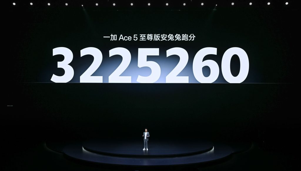 电竞三芯 游戏至尊 一加 Ace 5 至尊系列售价 2499 元起