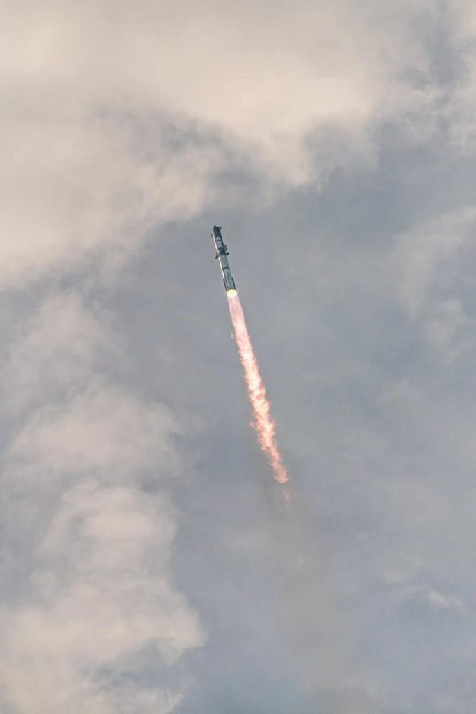 星舰第九次试飞：飞船太空”翻跟斗”，卫星也没放成