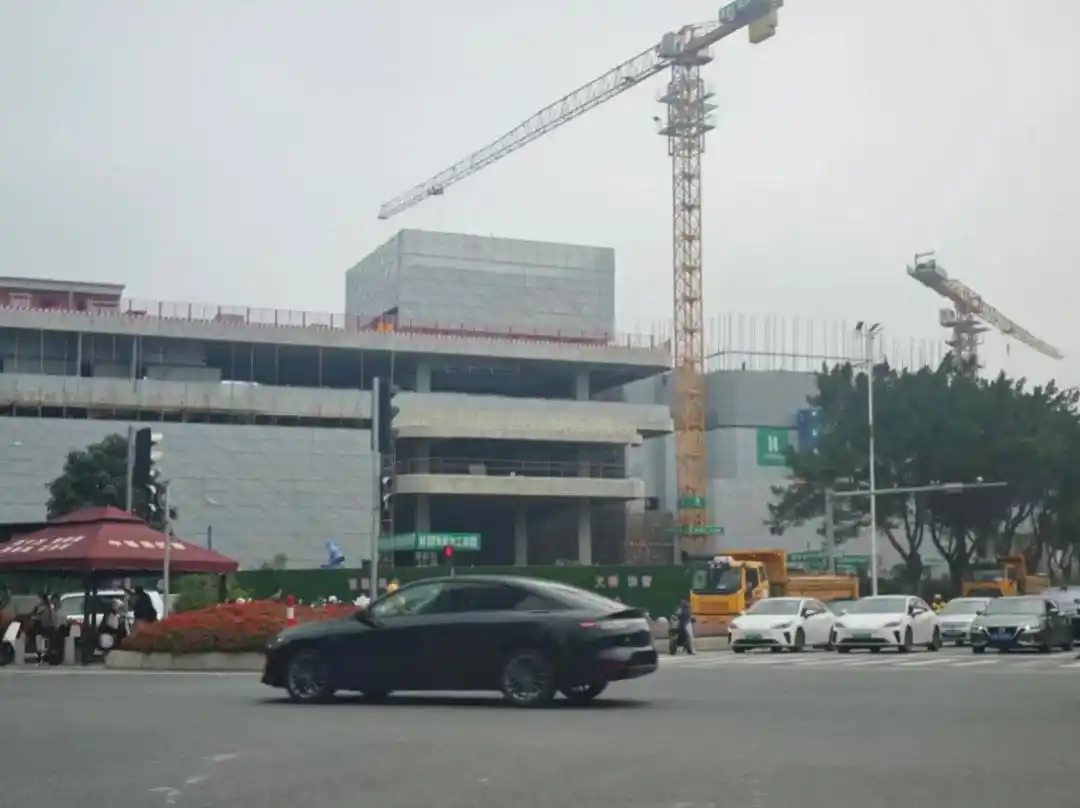 广州南沙港区疑似出现水龙卷，气象部门正在核实