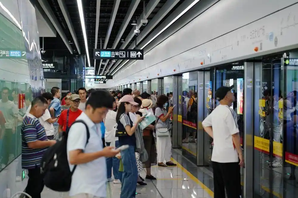 广州地铁双线开通首日客流28.6万人次，表现平稳