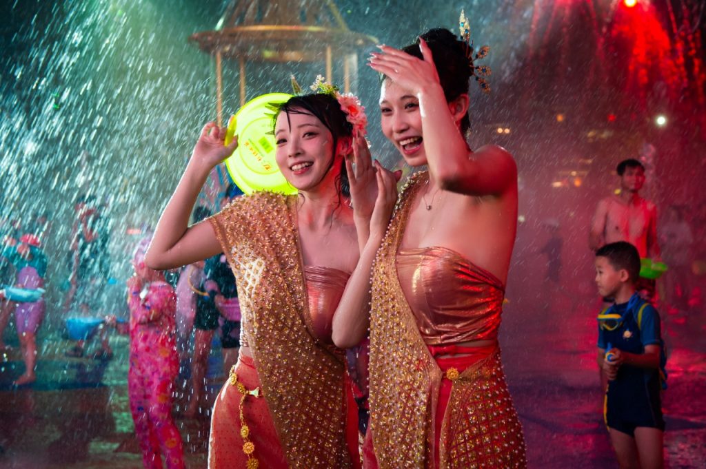 深圳錦繡中華2025盛夏狂歡慶典盛大啟幕！——潑水、火舞、夜游、大秀，多維體驗激活盛夏狂歡