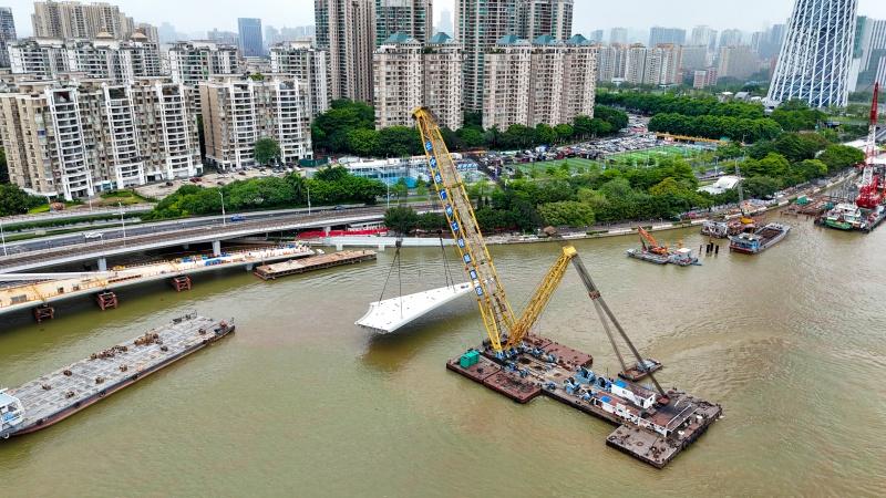 广州黄埔涌步行桥合龙