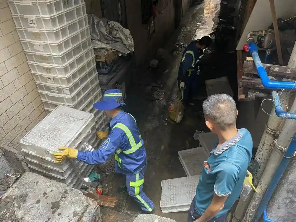 战高温、清蚊患，广州天河环卫清运280余吨垃圾