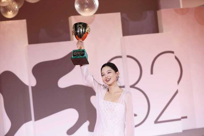 辛芷蕾获奖后，《日掛中天》计划年内公映，卖出最高票房