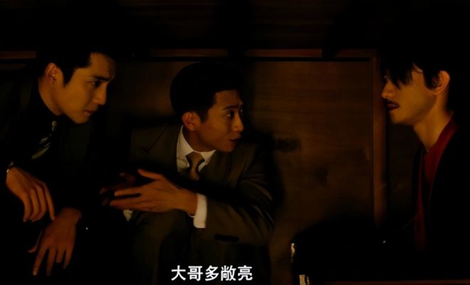 谍战融合喜剧,张一山分饰两角,《守护者们》开辟谍战剧新赛道