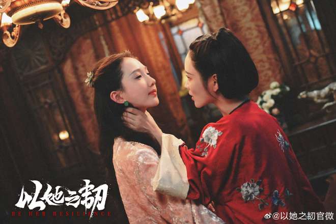 又被短剧给惊艳到,双女主从互撕到联手复仇,不靠性别对立吸眼球