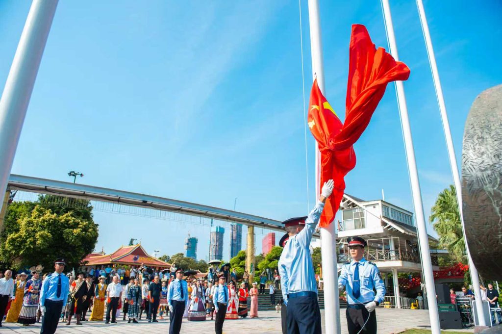 56民族同心贺华诞!深圳锦绣中华举办国庆升旗仪式
