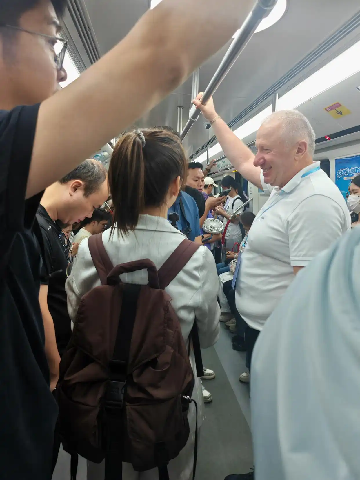 为啥这么多外国人挤在广州这条地铁上？