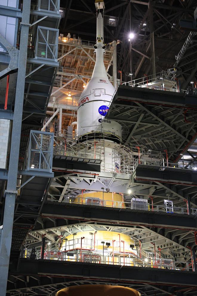 NASA 宣布 Artemis 2 登月火箭完成总装,计划 2026 年初发射