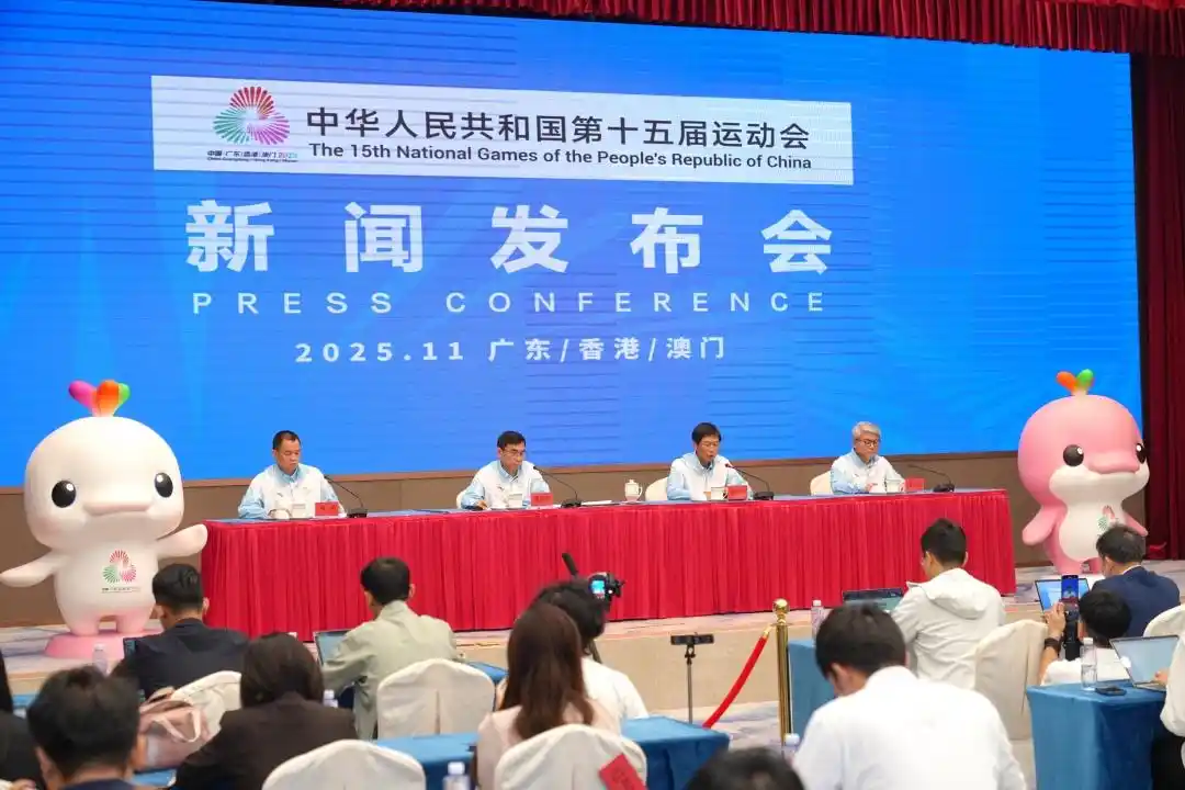 十五运会广州火炬传递以镇海楼为起点，无人驾驶穿行核心老城区