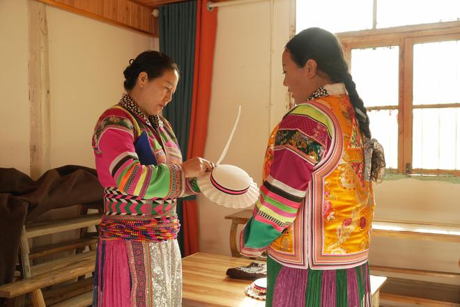 纪录电影《白马姐妹》:跨越24年见证白马藏族时代变迁