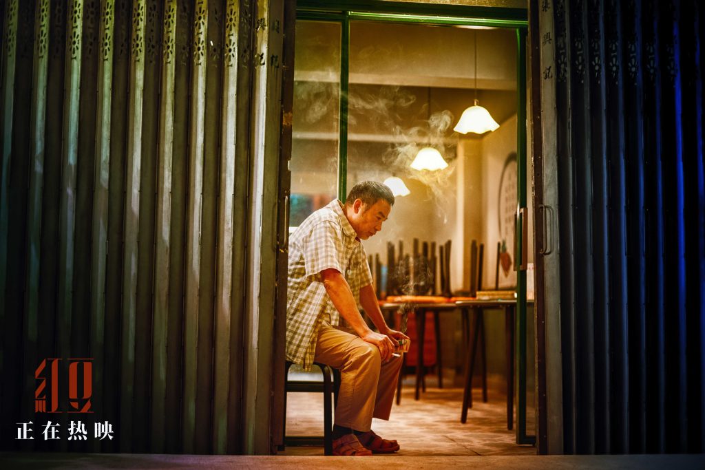 任达华新片《红豆》今日上映 领衔演绎“中国式亲情”触动人心