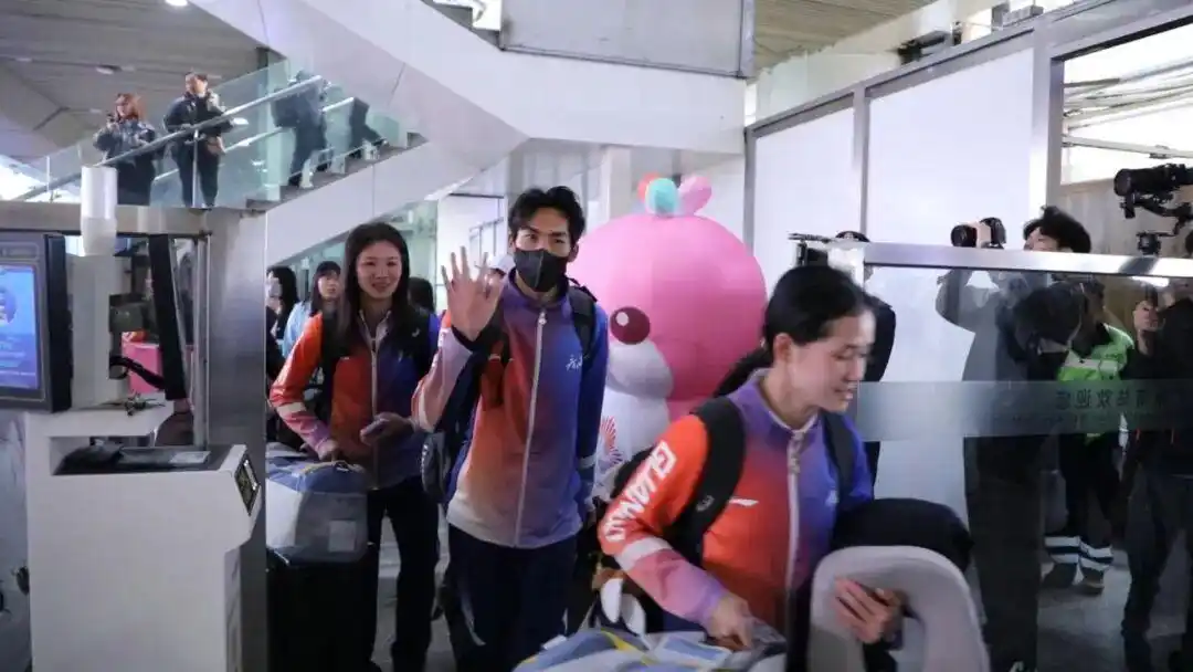 “大湾鸡”萌现广州南站，与旅客互动传递湾区热情