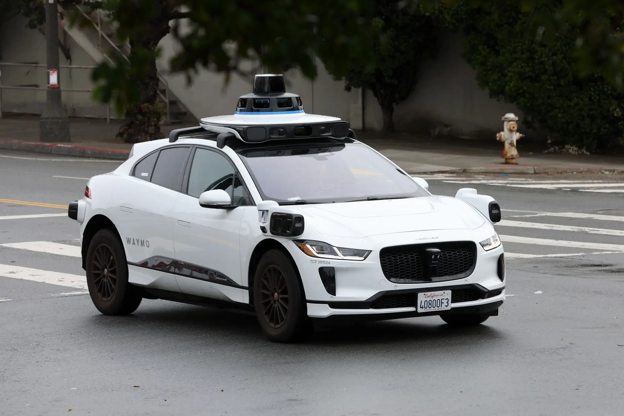 拉开与特斯拉Robotaxi差距！Waymo被爆周订单超45万，未满八个月近翻倍