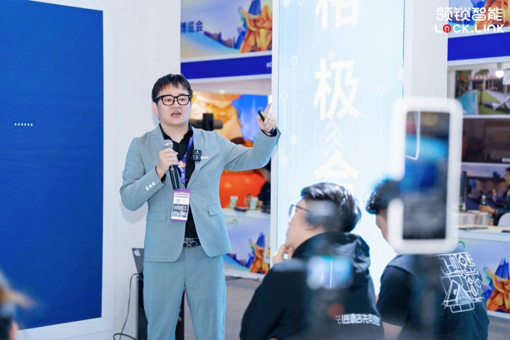 全球首发!领锁智能全自动静音酒店锁亮相2025深圳国际酒店博览会,小度+酒店低碳发展研究院双重赋能,共塑智能酒店新生态