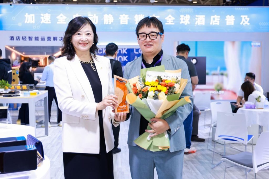 全球首发!领锁智能全自动静音酒店锁亮相2025深圳国际酒店博览会,小度+酒店低碳发展研究院双重赋能,共塑智能酒店新生态