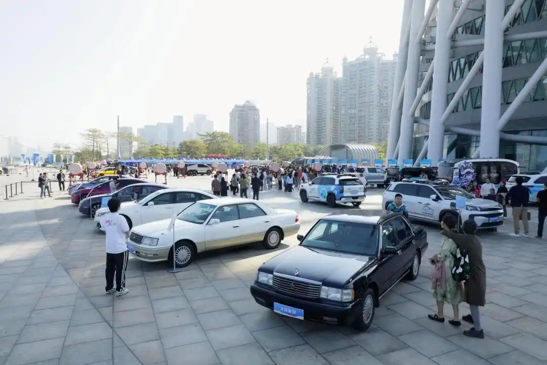 广州塔下“车”力全开！老爷车、超跑、机器人，等你来打卡