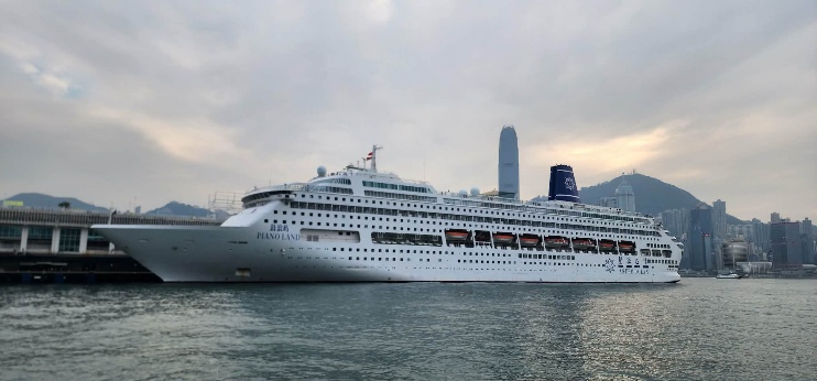 “鼓浪屿”号邮轮带领近1,700名旅客返抵香港