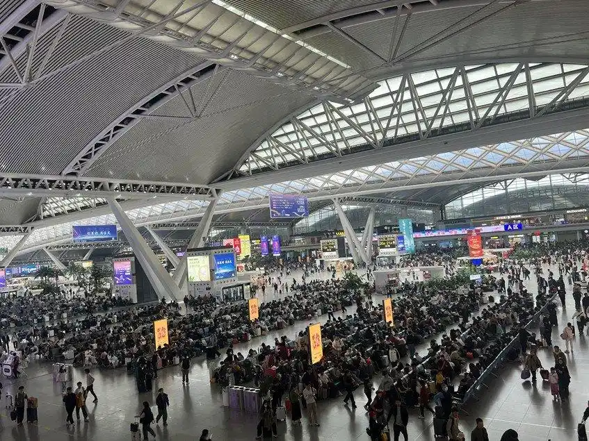 元旦假期最后一天，国铁广州局预计发送旅客233.9万人次