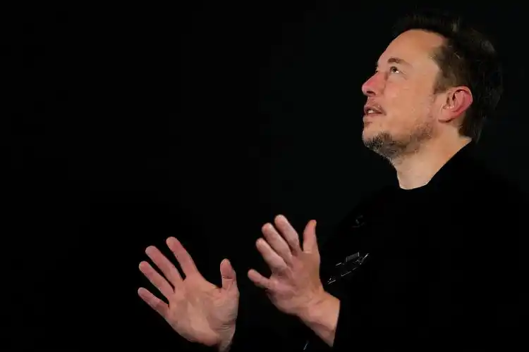 “热辣模式”失控：马斯克旗下AI聊天机器人陷性暴露内容风波