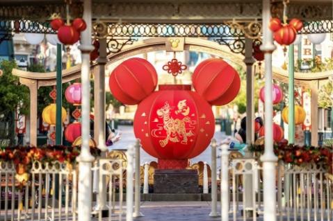投入香港迪士尼乐园度假区“奇妙年年”马年新春庆祝活动 以度假式团圆自在开启奇妙2026年