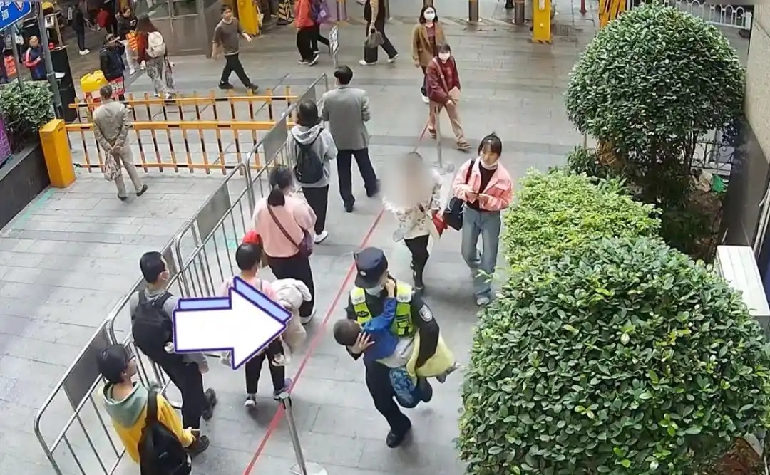 广州街头暖心救援：他们抱起昏迷幼童一路飞奔就医
