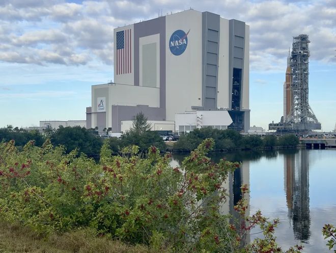 NASA将阿尔忒弥斯2号火箭运往发射台，为载人绕月飞行任务做准备