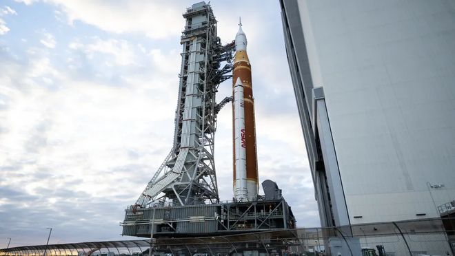 NASA将阿尔忒弥斯2号火箭运往发射台，为载人绕月飞行任务做准备