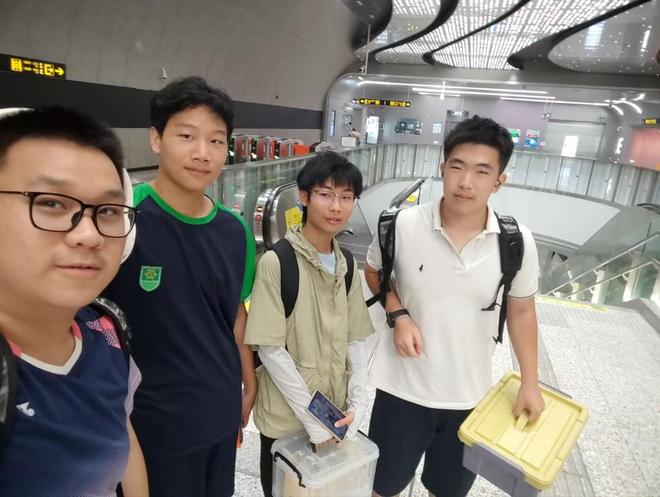 纸飞机飞了98.43米!平均年龄17岁的团队,如何刷新吉尼斯纪录?