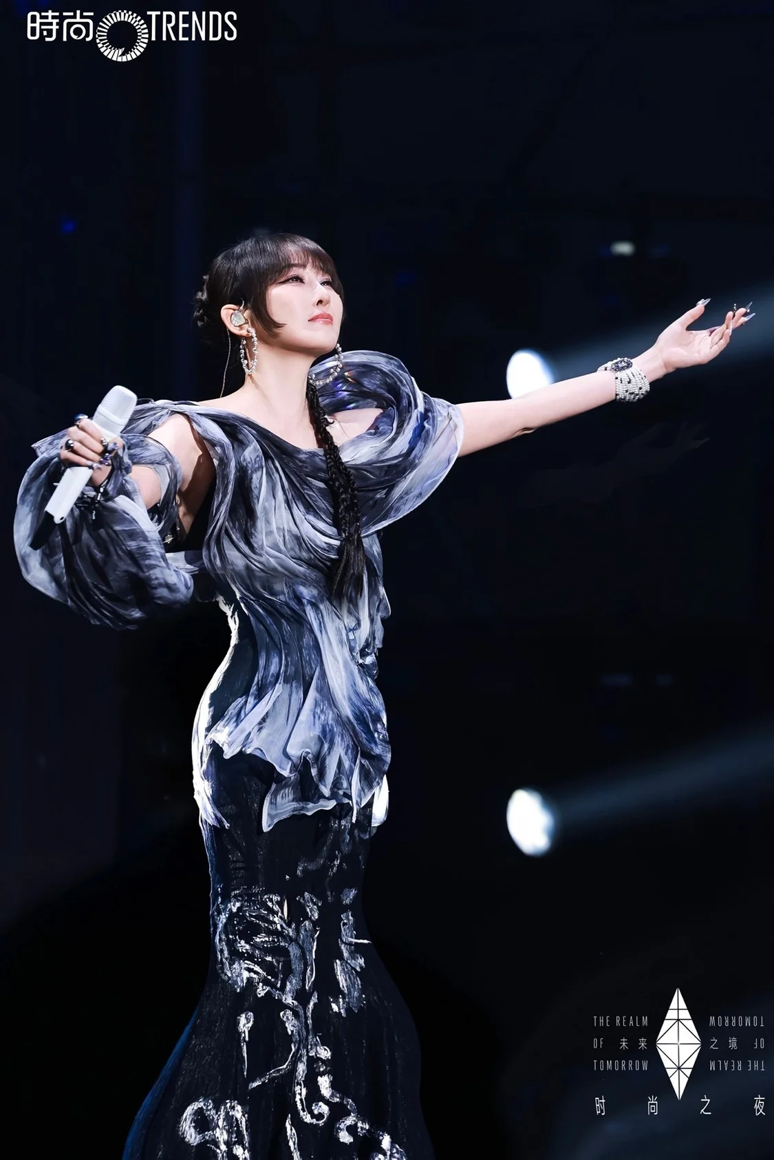 萨顶顶演绎《左手指月》