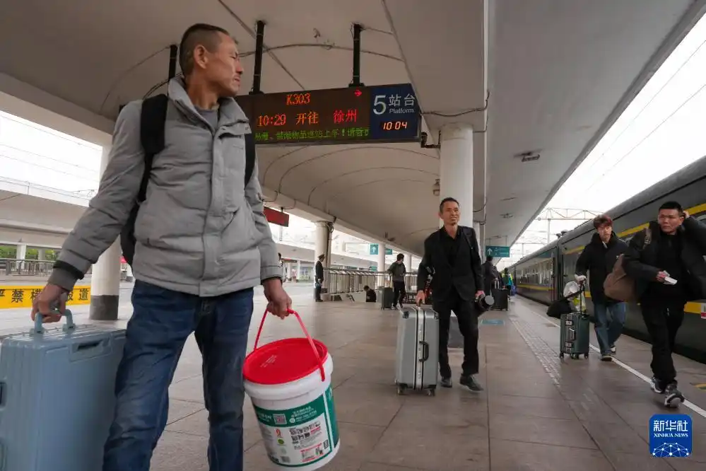 告别最后一班始发“绿皮火车” 百年广州站全面迈入高铁时代