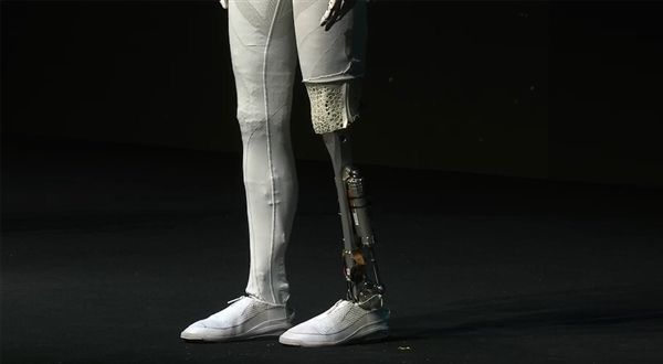 小鹏机器人IRON官宣首次线下互动!曾被质疑是真人假扮 让何小鹏扒衣验身