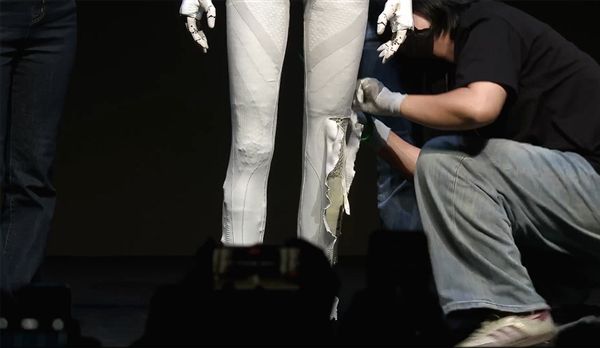 小鹏机器人IRON官宣首次线下互动!曾被质疑是真人假扮 让何小鹏扒衣验身