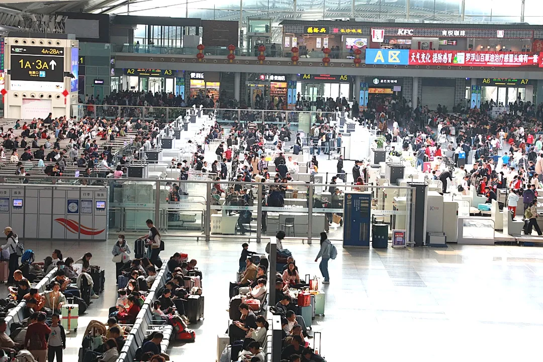 春运首个周末迎客流高峰，国铁广州局预计发送旅客222.2万人次