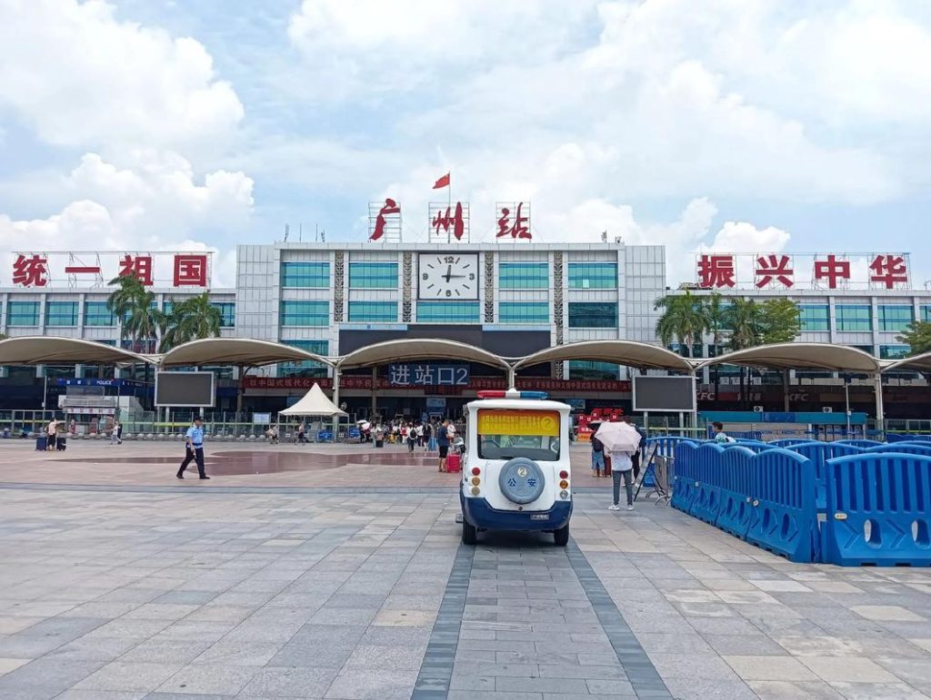 广州站枢纽春运客流突破千万人次