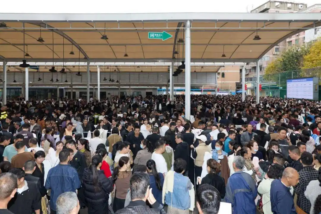“一天能挣五六百元”，广州老板街头排队抢人！网友：能不能带我一个