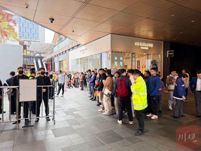 库克现身成都太古里，苹果高管今年首次访华，打卡富士康、欣旺达