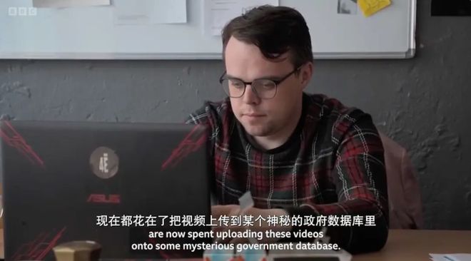 他在俄罗斯偷偷拍了一部电影