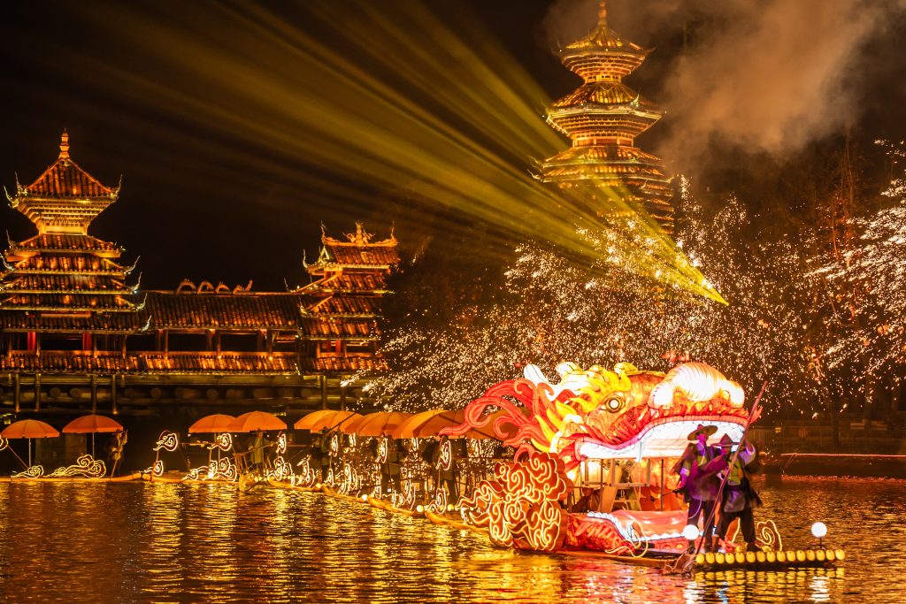 深圳錦繡中華“錦繡國(guó)潮節(jié)”啟幕，錦繡星光夜點(diǎn)亮夜游新地標(biāo)——老牌主題公園再度煥新升級(jí)